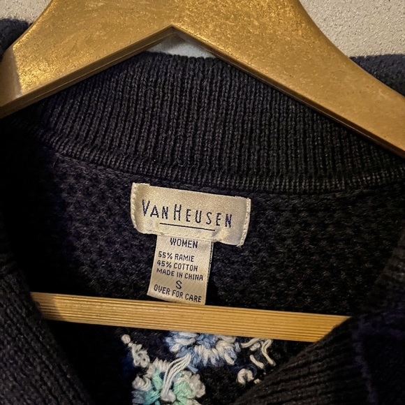 Van Heusen Vintage Women’s Floral Embroidered Navy Blue Cardigan Sweater - Picture 3 of 4